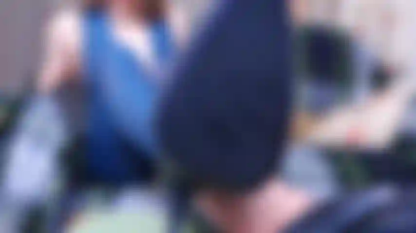 Relaxe os pés, enrugue a surpresa, relaxando em minhas leggings de látex de beladona azul, pés para cima, tiro os sapatos para adorar os pés descalços. Isso se transformou em solas enrugadas, brincar com os dedos dos pés com instruções joi em meus pés descalços no final.