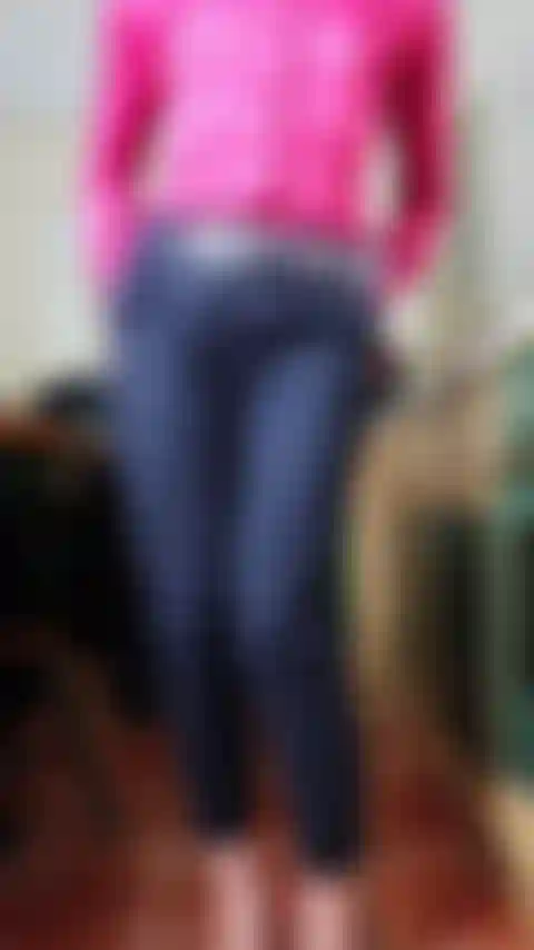 Rato na dramatização da cozinha, ruth se despe para se abaixar para pegar o pau do faz-tudo (dildo). Close up de bunda.