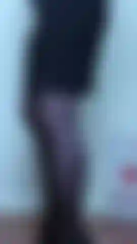 Adoração de bunda para sua visão bdsm do joelho (tornozelo até a cintura) - a senhora ruth fala com você com seu sotaque britânico enquanto tira o vestido preto para mostrar sua bunda com meias pretas e tanga, adora sua bunda o suficiente para revelar a pulseira preta que ela quer para usar na sua bunda.