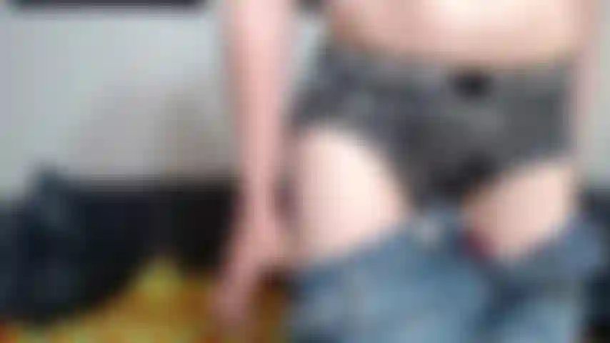 Acariciando meu pau e dedilhando meu buraco apertado.