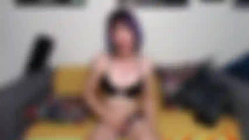 Uma garota gótica trans tirando a calcinha e se masturbando.
