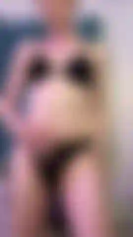 Tirando minha calcinha para gozar enquanto meus seios balançam - close-up.