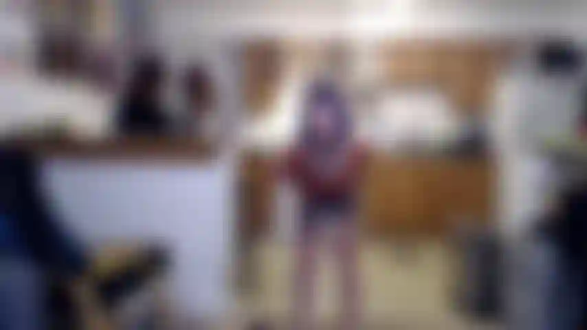 Tirando meu top sexy.