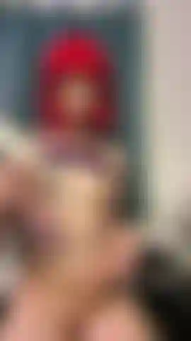 Lubrificando e fodendo meu peitinho com um vibrador em close-up 4k.