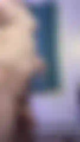 Uma garota trans que recebe uma penetração profunda com um vibrador.