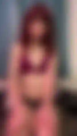 Uma garota punk transgênero que mostra os pés.