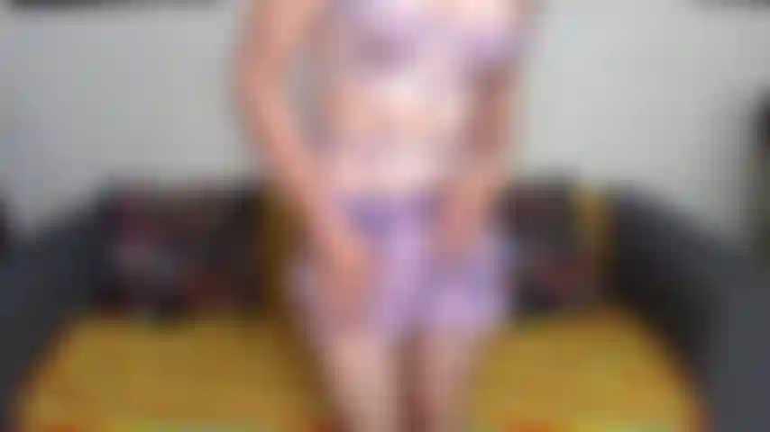 Striptease de lingerie roxa.