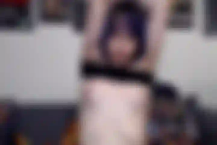 Fodendo meu cu apertado com um vibrador realista.