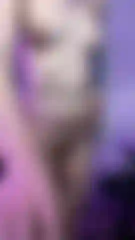 Uma garota trans tira um plug anal e abre o cu.