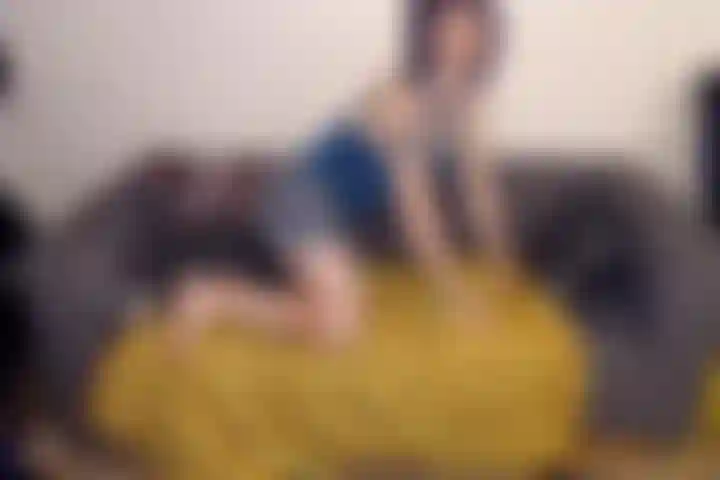 Striptease no sofá.