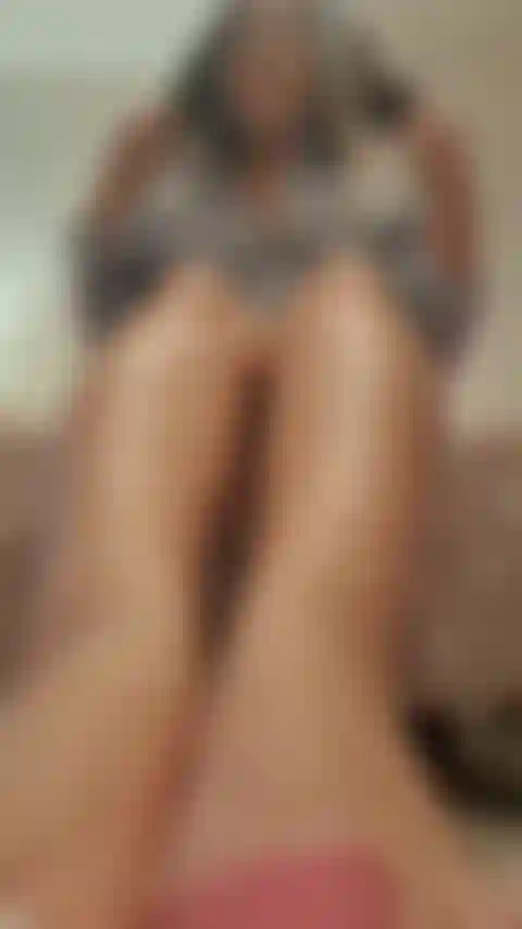 Quer ver meus pés sensuais? Minha nova pedicure gostosa? Eu sei que você faz.