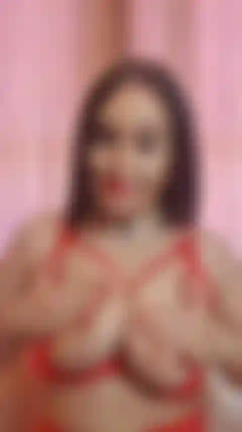 Brincando com meus grandes melões e sendo desleixada com eles.