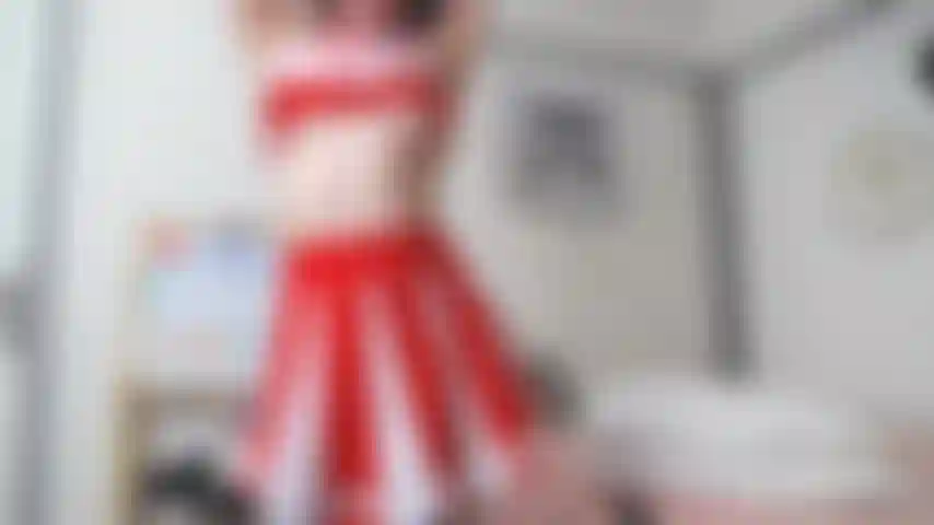 Cheerleader brinca com a bucetinha molhada enquanto chupa // gravou show de ouro.