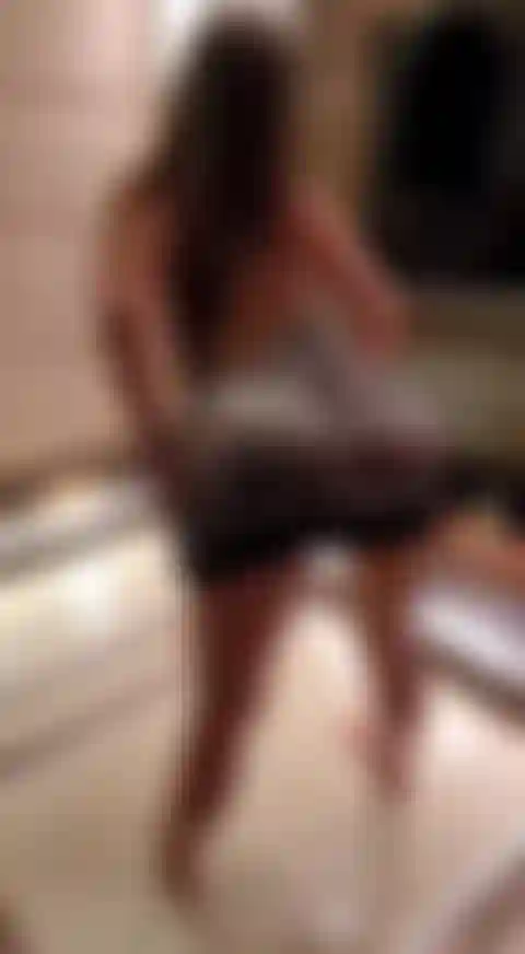 Rebolando minha bunda grande e suculenta para você;).