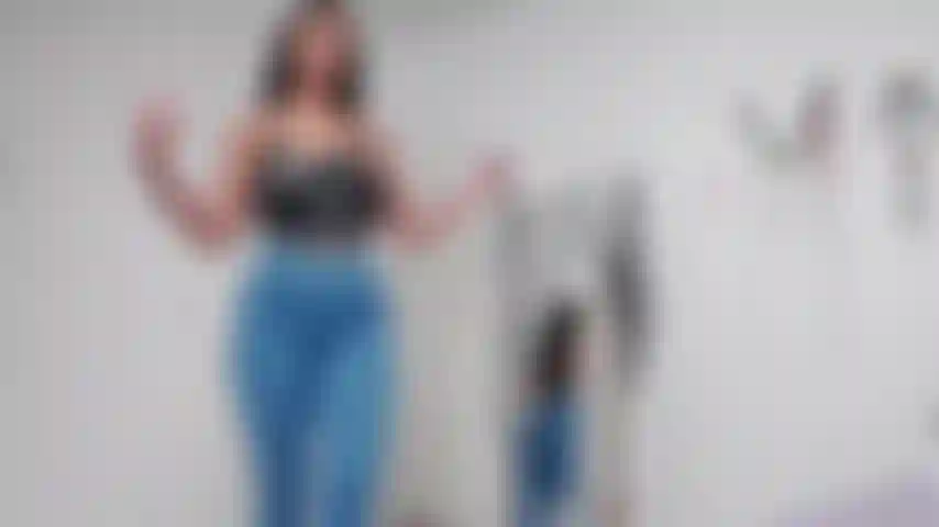 Calça de yoga e muita bunda suculenta quicando na cara;).