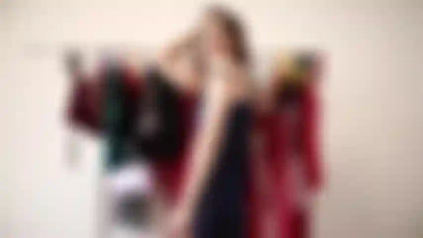 Sexy danço e brinco sozinha no meu armário!