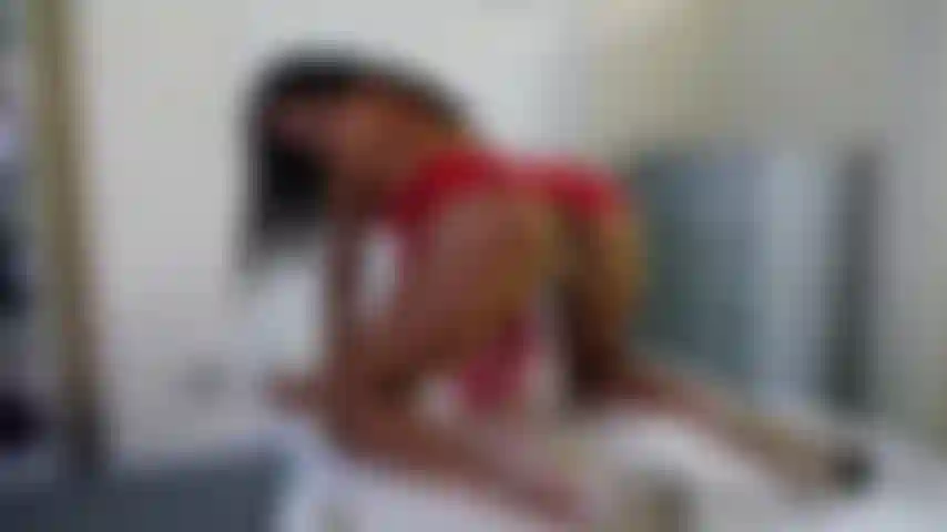 Pussy brinca no escritório nos meus calcanhares.