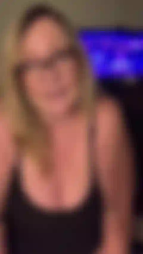 Sentada em uma cadeira esperando você chegar em casa.