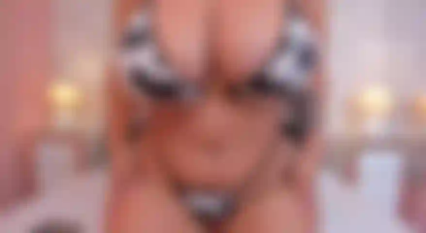 Tenho um corpo, rosto e seios lindos.