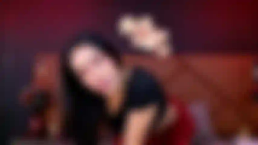 Dedos trabalhando seu pau como se fosse meu brinquedo favorito.