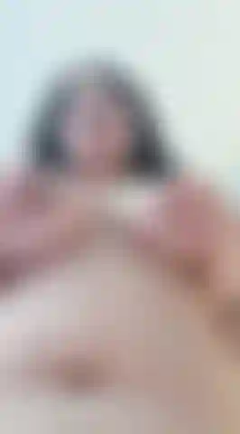 É incrível quando me toco assim, sentindo meu próprio calor. Você consegue imaginar se fossem suas mãos?