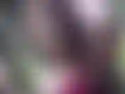 Andando e brincando na natureza, em um corpo vermelho sexy.