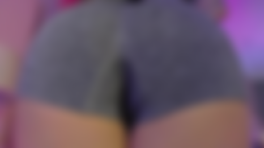 Saí da academia e comecei a brincar com um plug na minha bunda grande.