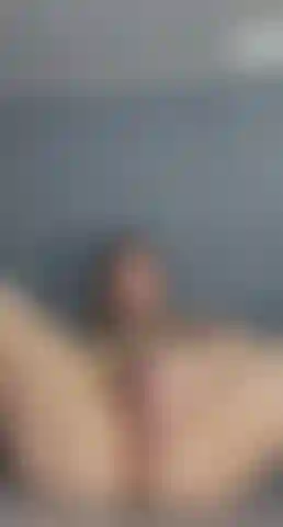 Samantha está com a bucetinha tão molhada.