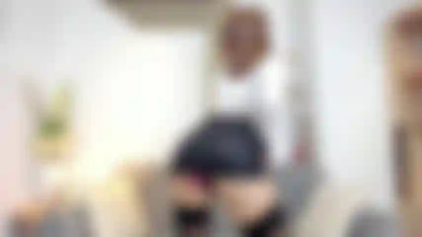 Secretária excitada em seu escritório.