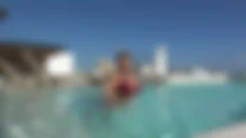 Biquíni favorito e sol à beira da piscina.