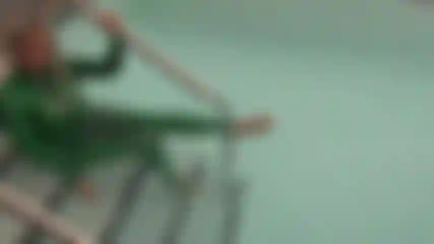 Footjob látex subaquático.