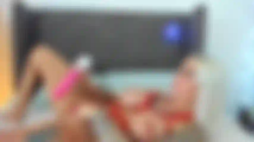 Cum duro com plugue anal vibratório.