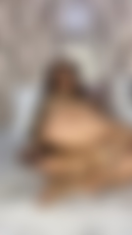 Minha bunda apertada está sendo fodida por esse vibrador incrível.
