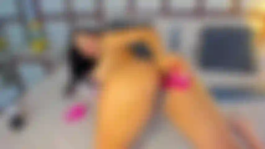 Fodendo meu cuzinho apertado com plug anal grande.