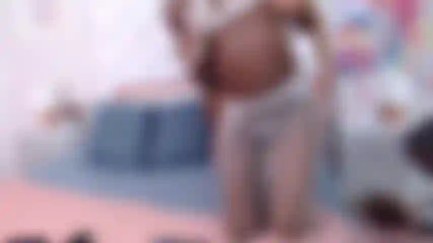 Você já imaginou minhas longas pernas em volta do seu pescoço...