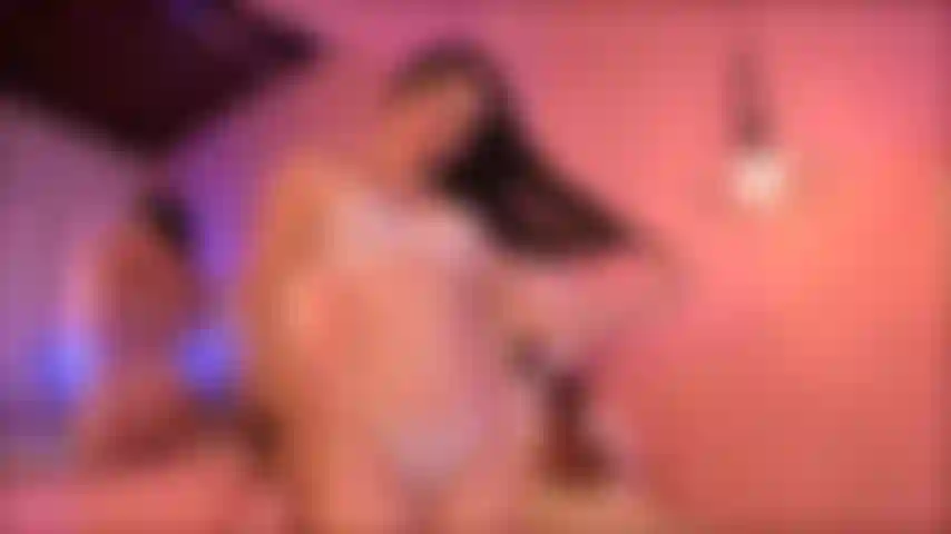 Tocando meu gatinho até ele ficar molhado.