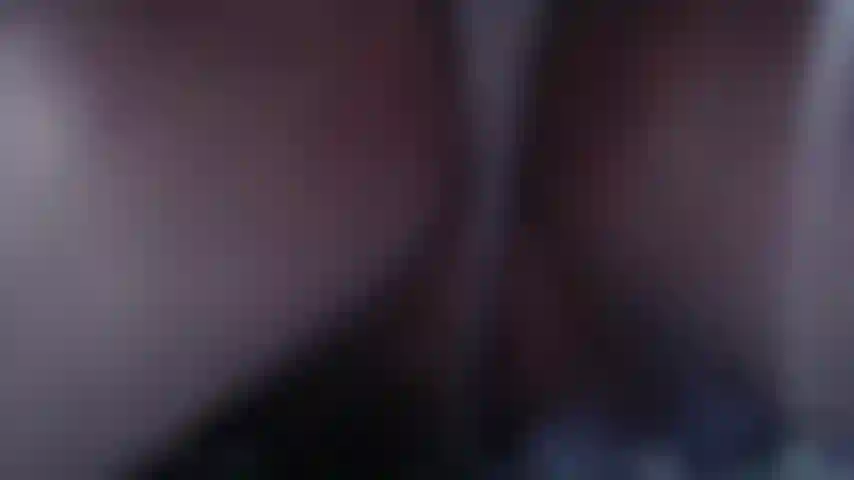 Saia marrom com calcinha rosa na saia.