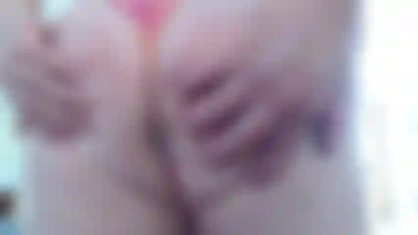 Gozando de calcinha rosa feminina.