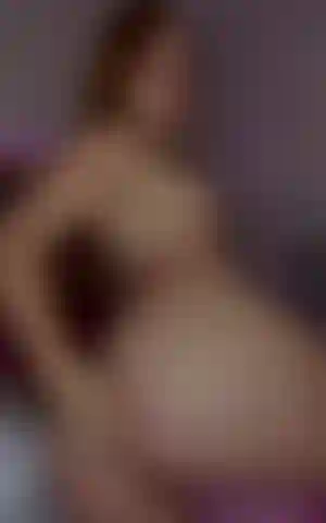 Mamilos duros e uma bunda enorme.