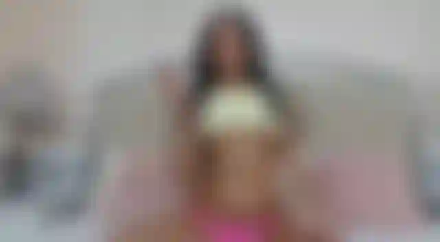 Sexy streaptease e brinco com minha bucetinha apertada e molhada...