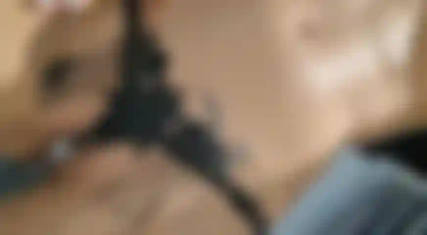 Com tanto tesão... Chupo meu brinquedo e monto fundo e com força na minha buceta até gozar.