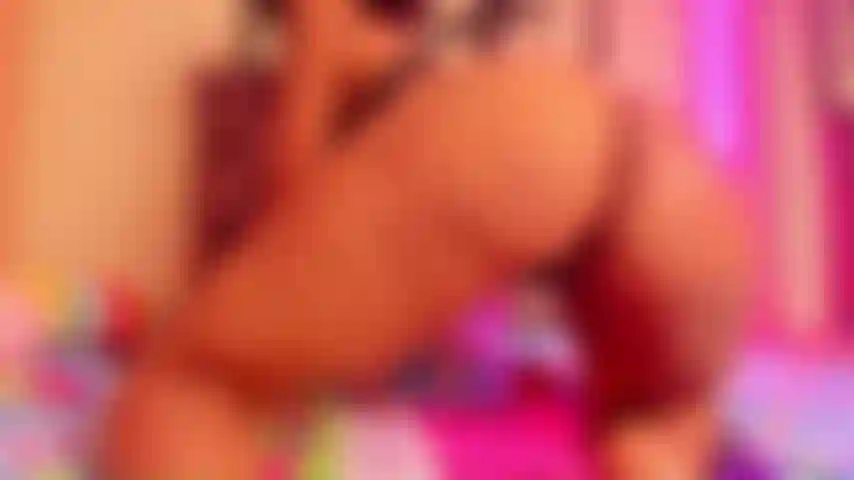 Vi o vibrador e tive vontade de chupar.