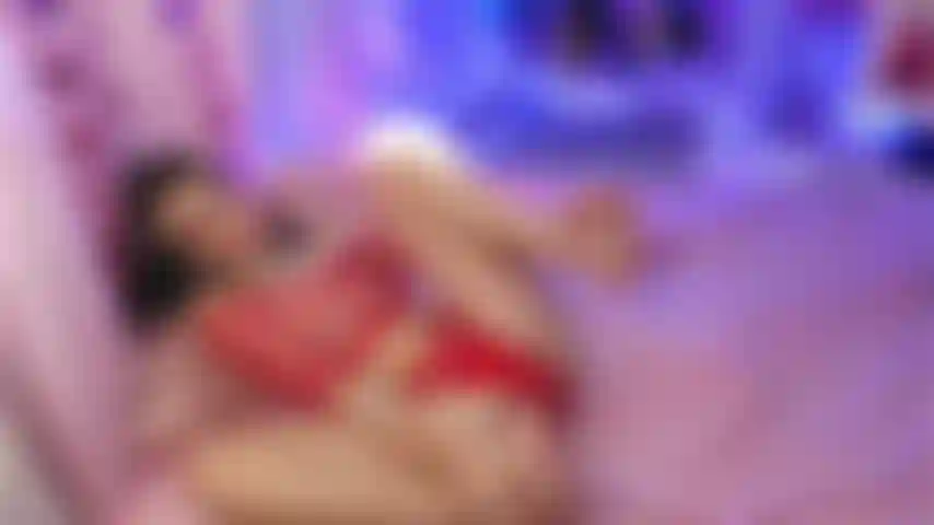 Vídeo muito sexy da minha transmissão ao vivo: estou completamente nua e descalça, fodendo minha buceta insaciável e apertada com um grande vibrador.