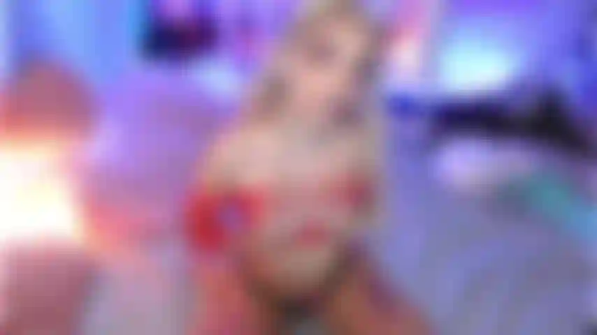 Montando um vibrador com top vermelho arrastão, fazendo cara de ahegao e falando sacanagem. Quer gozar dentro de mim? ;).