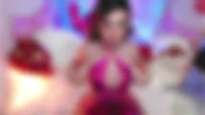 Estou usando um vestido tão sexy para você hoje, meus peitos ficam tão bem nele! Por favor, foda-me assim!