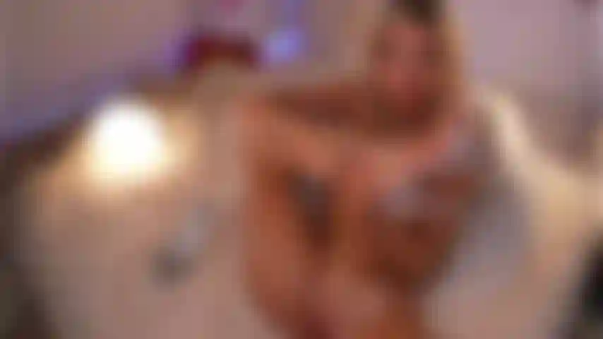 Fodendo minha buceta com um vibrador enorme.