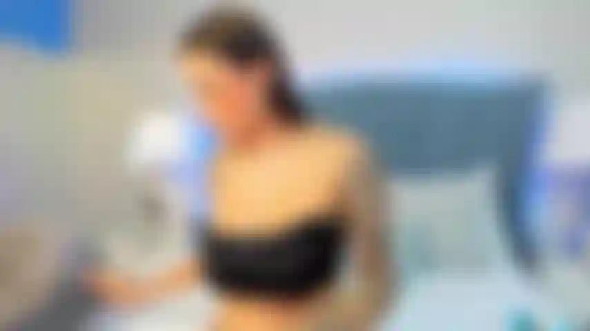 Balanço minha bunda no seu pau enquanto observo meus peitos.