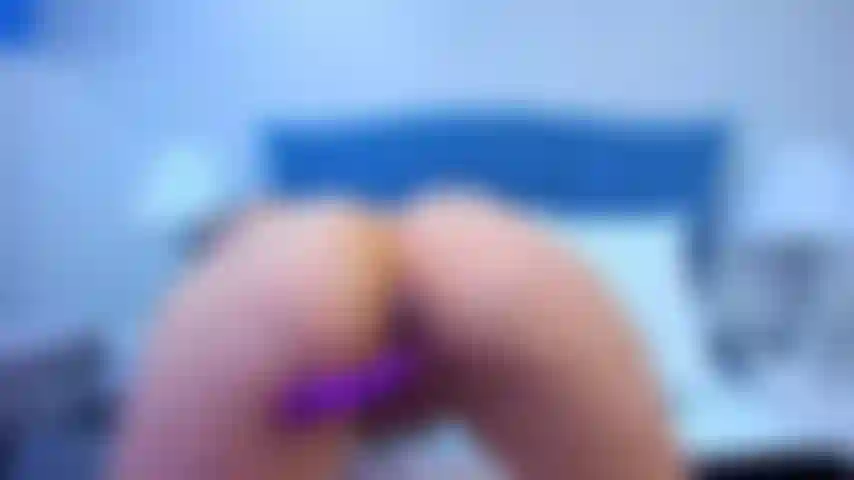 Estimulando minha bunda com os dedos e colocando-os aos poucos.