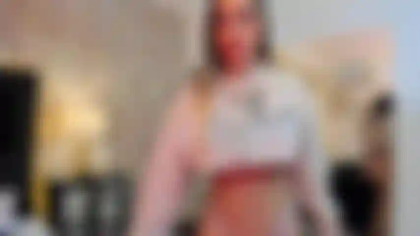 Sou uma boa stripper, balanço meus peitos e monto seu pau delicioso.