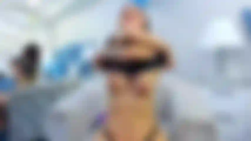 Você faz meu brinquedo vibrar enquanto me dispo.